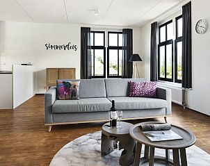 Stijlvolle woonkamer van Esonstad maisonnette in Anjum, met moderne meubels en veel natuurlijk licht.