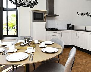 Stijlvol gedekte tafel in Esonstad vakantiehuis, Anjum, ideaal voor familiediners.