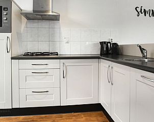 Moderne keuken in Esonstad 6-persoons maisonnette, Anjum, compleet uitgerust voor koken.