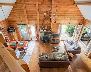 Uitzicht vanuit de loft van Bungalow Diever - Countryhouse Moshannon, ruime woonkamer met houten afwerking in Diever, Zuidwest Drenthe.