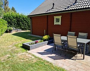 Zonnig terras bij Huisje in Spier, vakantiehuis in Midden Drenthe, ideaal voor buiten dineren en ontspannen.