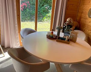 Gezellige woonkamer in DG1871, vakantiehuis in Spier, Midden Drenthe met uitzicht op de tuin.