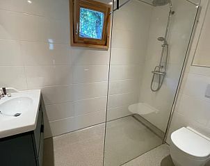 Eettafel in DG1871, vakantiehuis in Spier, Midden Drenthe met uitzicht op de tuin.