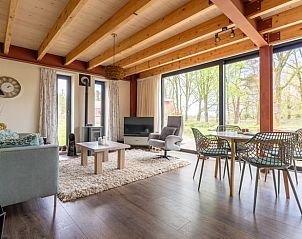 Ruime woonkamer van Huisje in Spier met uitzicht op natuur in Drenthe.