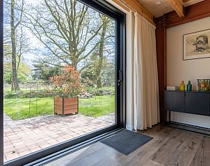 Uitzicht vanuit Huisje in Spier op groene tuin en natuur.