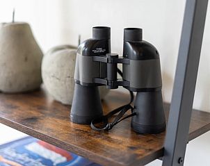 Verrekijker op plank in Huisje in Spier voor vogelspotten in Drenthe.