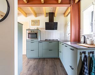 Stijlvolle keuken met apparatuur in Huisje in Spier, Drenthe.