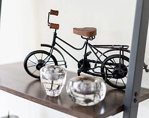 Decoratieve miniatuurfiets op plank in Huisje in Spier, Drenthe.