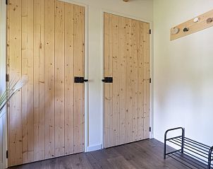 Houten deuren in hal van Huisje in Spier, Midden Drenthe.