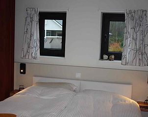 Praktische wasruimte in DG1552 vakantiehuis, Spier, Midden Drenthe, met wasmachine en droger.