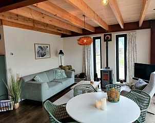 Schaduwrijke plek onder bomen bij DG1552 vakantiehuis, Spier, Drenthe, perfect voor ontspanning.