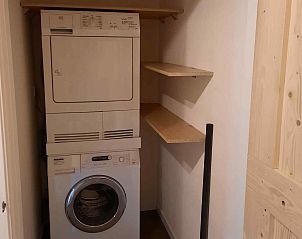 Winterse omgeving van DG1552 vakantiehuis in Spier, Drenthe, met besneeuwde paden en bomen.