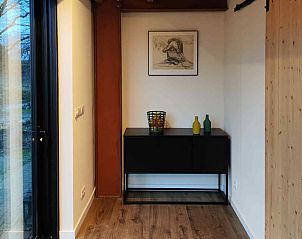 Comfortabele slaapkamer in DG1552 vakantiehuis, Spier, Drenthe, met tweepersoonsbed en natuurlijke lichtinval.