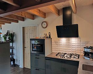 Stijlvolle badkamer in DG1552 vakantiehuis, Spier, Drenthe, met toilet en wastafel.