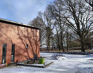 Gezellige keukenhoek in DG1552 vakantiehuis, Spier, Drenthe, met decoratieve elementen en uitzicht.