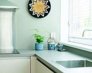 Moderne keuken van Huisje in Spier, een vakantiewoning in Midden Drenthe, Drenthe, met stijlvolle details.