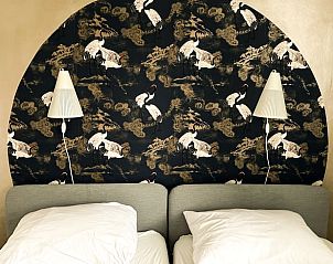 Gezellige slaapkamer in Huisje in Spier, een vakantiehuis in Midden Drenthe, Drenthe, met uniek behang.