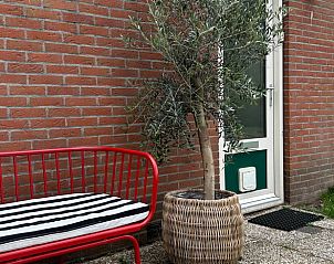 Kleurrijk zitgedeelte bij Huisje in Spier, een vakantiehuis in Midden Drenthe, Drenthe, perfect voor ontspanning.