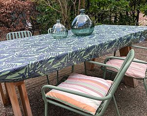 Buitentafel bij Huisje in Spier, een vakantiehuis in Midden Drenthe, Drenthe, voor gezellige maaltijden.