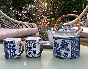 Geniet van een kopje thee op het terras van Huisje in Spier, een vakantiehuis in Midden Drenthe, Drenthe.