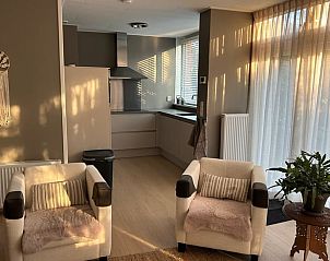 Comfortabele zithoek in Huisje in Spier, een vakantiehuis in Midden Drenthe, Drenthe, met moderne inrichting.