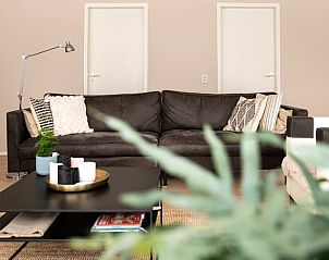 Stijlvolle woonkamer van Huisje in Spier, een vakantiehuis in Midden Drenthe, Drenthe, met luxe details.