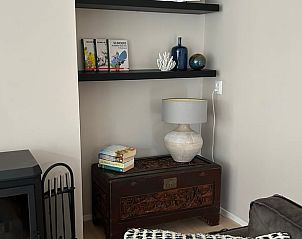 Sfeervolle hoek met boeken in Huisje in Spier, een vakantiehuis in Midden Drenthe, Drenthe.