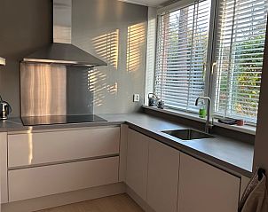 Lichte keukenruimte in Huisje in Spier, een vakantiehuis in Midden Drenthe, Drenthe, met uitzicht op de tuin.