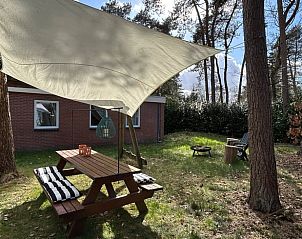 Buitenterras met schaduwdoek bij Huisje in Spier, een vakantiehuis in Midden Drenthe, Drenthe.