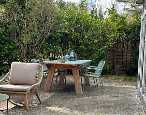 Gezellige tuinset bij Huisje in Spier, een vakantiehuis in Midden Drenthe, Drenthe, voor buitenmaaltijden.