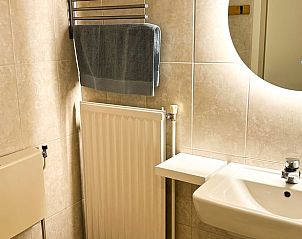 Moderne badkamer in Huisje in Spier, een vakantiehuis in Midden Drenthe, Drenthe, met stijlvolle details.