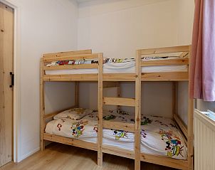 Ingang van vakantiehuis DG1812 in Spier, Drenthe met houten schuifdeur.