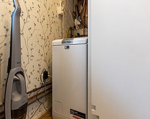 Schuur naast vakantiehuis DG1812 in Spier, omgeven door natuur.