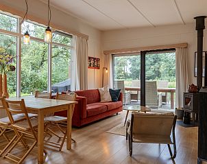 Terras van vakantiehuis DG1812 in Spier met barbecue en zitgedeelte.