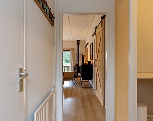 Woonkamer van vakantiehuis DG1812 in Spier met moderne inrichting.