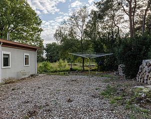 Vijver in de buurt van vakantiehuis DG1812 in Spier, omgeven door natuur.