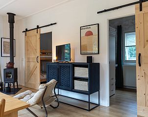 Extra wastafel in slaapkamer van vakantiehuis DG1812 in Spier, handig voor gasten.