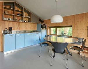 Stijlvolle keuken en eetruimte in Vakantiehuis in Spier, ideaal voor een ontspannen verblijf in Midden Drenthe.