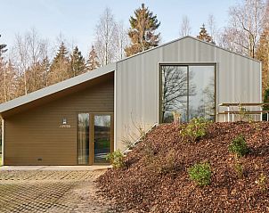 Vakantiehuis in Spier met moderne architectuur, gelegen in de serene natuur van Midden Drenthe.