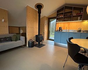 Gezellige woonkamer met houtkachel in Vakantiehuis in Spier, ideaal voor een knusse vakantie in Midden Drenthe.