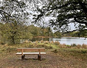 Rustieke bank aan de waterkant nabij Vakantiehuis in Spier, een plek voor ontspanning in Midden Drenthe.