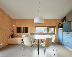 Stijlvolle keuken en eetruimte in Vakantiehuis in Spier, Midden Drenthe, met houten interieur.