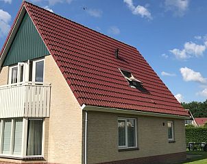 Vacation home in Schoonloo, Central Drenthe with red roof tiles and balcony, ideal for a relaxing stay in the nature of Drenthe.