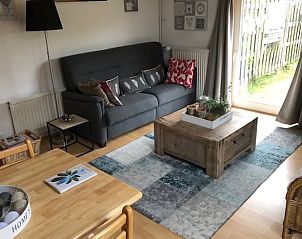 Gezellige binnenruimte van Vakantiehuisje in Schoonloo, Drenthe, met comfortabele zithoek en veel lichtinval.