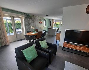 Moderne woonkamer in Huisje in Schoonloo, vakantiehuis in Drenthe met comfortabele zitruimte.