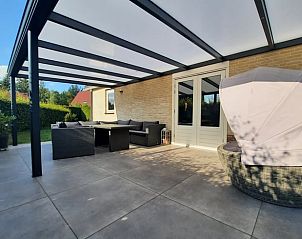 Ruim terras bij Huisje in Schoonloo met overkapping en comfortabele zitplaatsen.