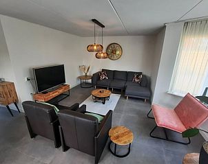 Gezellige zithoek in de woonkamer van Huisje in Schoonloo, vakantiehuis in Drenthe.