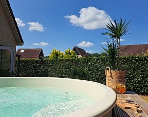 Bubbelbad met uitzicht op de tuin bij Huisje in Schoonloo, perfect voor ontspanning in Drenthe.