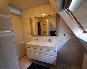 Moderne badkamer in Huisje in Schoonloo, vakantiehuis in Drenthe met ruime douche.