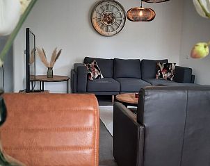 Stijlvolle woonkamer met decoratieve accenten in Huisje in Schoonloo, Drenthe.